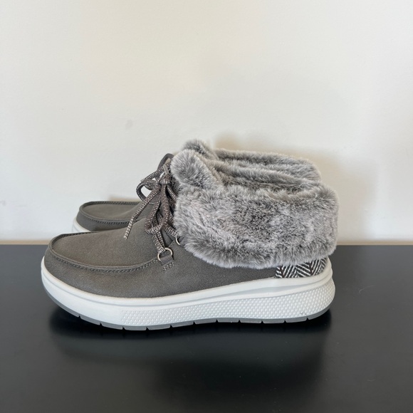 Sketcher Shoes - Skechers Women's Bobs Skipper Wave-Cozy Queen Fashion Boot Size 8